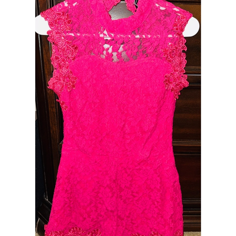 Elegant Lace Sleeveless Romper- Pink